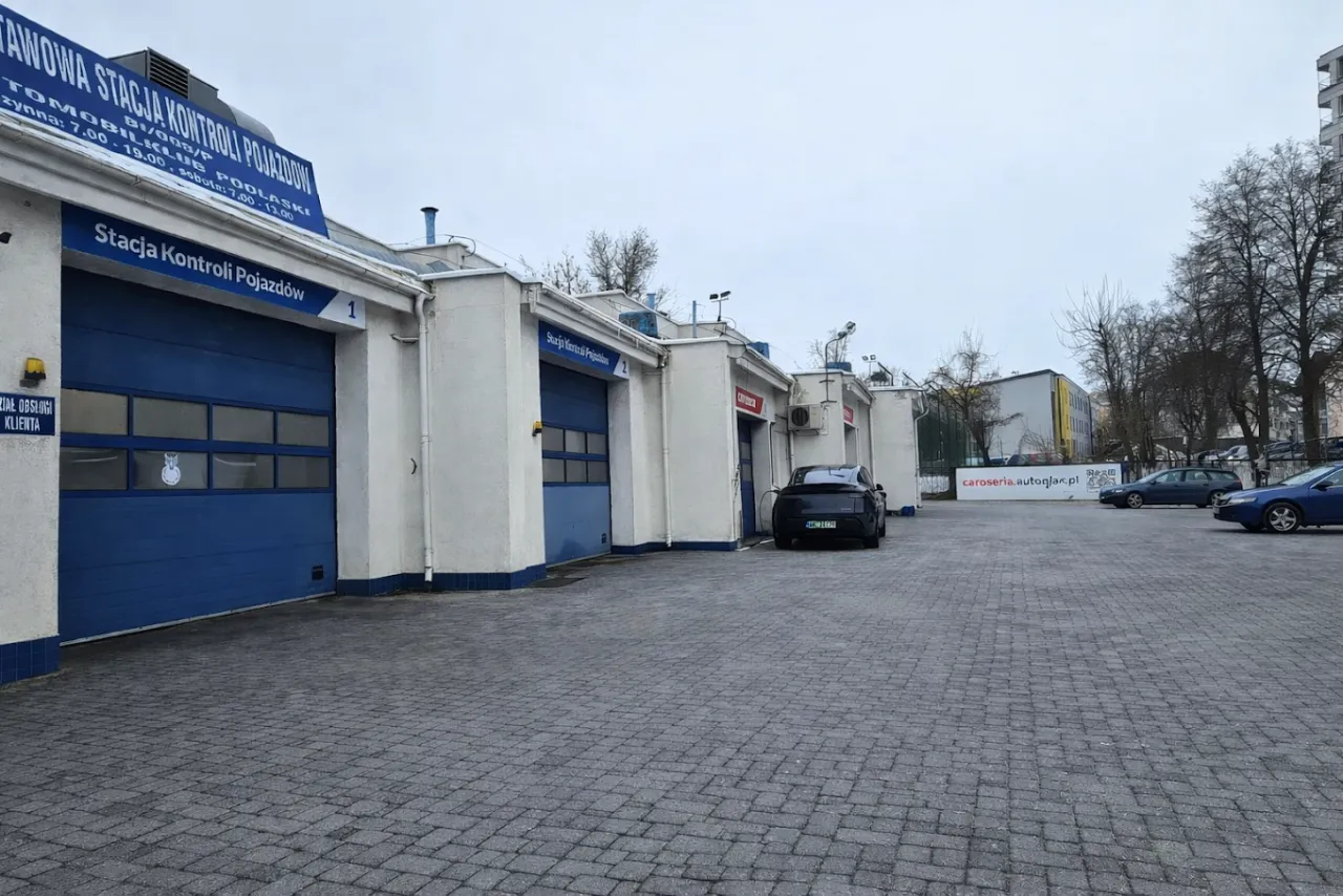 Budynek warsztatu Car Plus Serwis przy ul. Branickiego 19 w Białymstoku